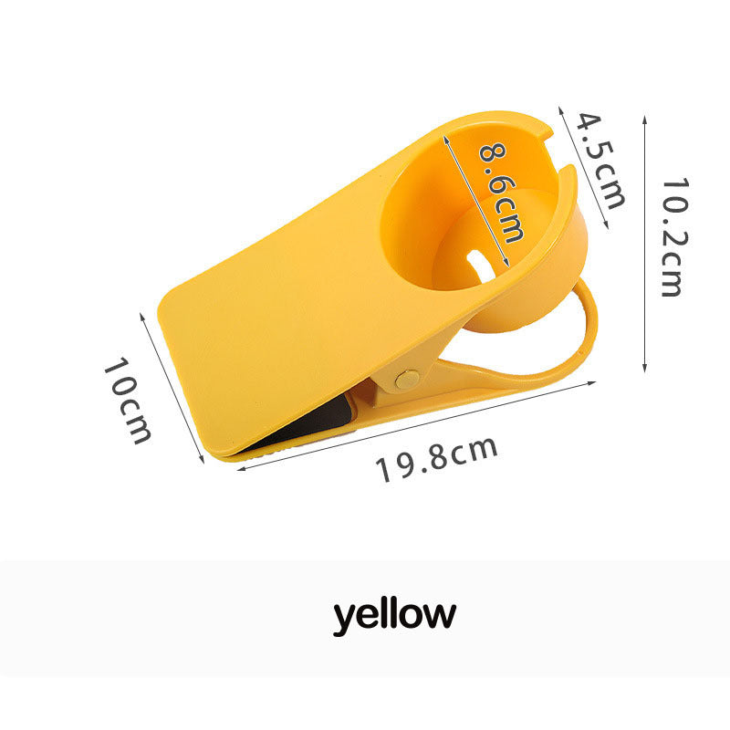 Uchwyt na kubek z wodą przy stole