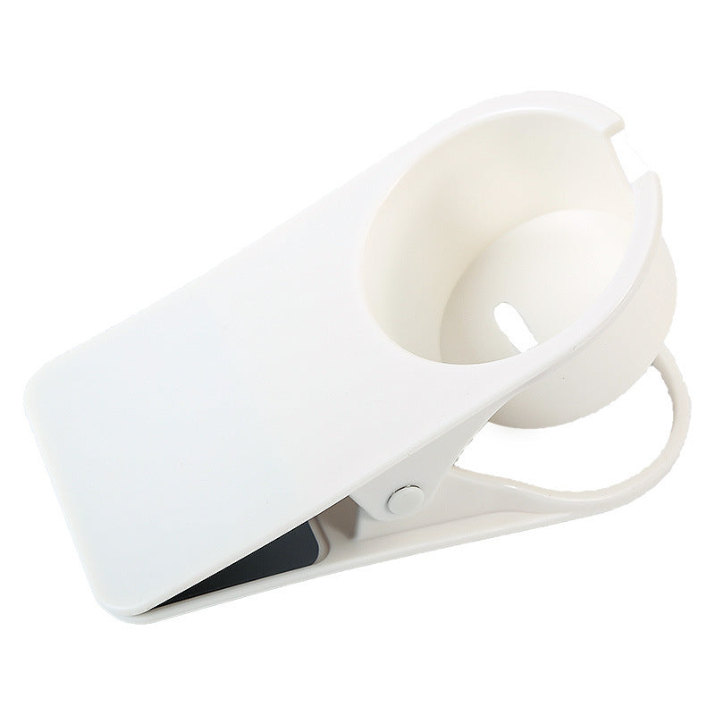 Uchwyt na kubek z wodą przy stole