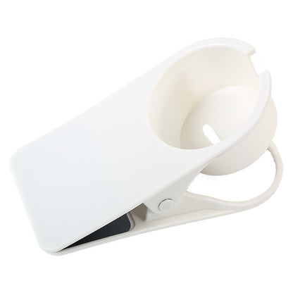 Uchwyt na kubek z wodą przy stole