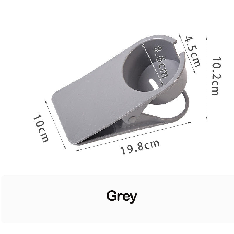 Uchwyt na kubek z wodą przy stole