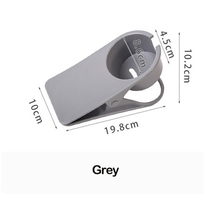 Uchwyt na kubek z wodą przy stole