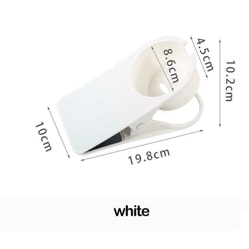 Uchwyt na kubek z wodą przy stole